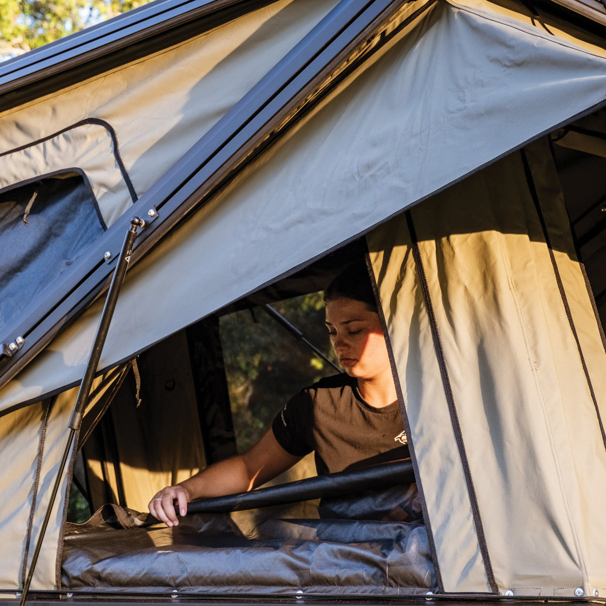 TX27 Hardshell Rooftop Tent