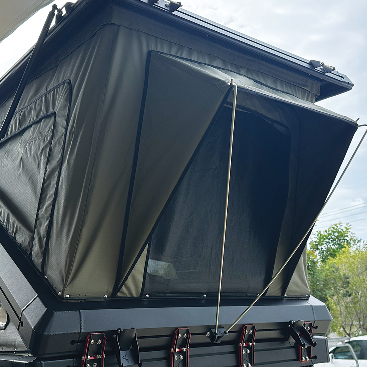 TX27 Hardshell Rooftop Tent