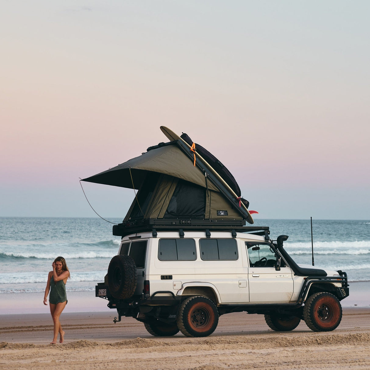 AX27 Clamshell Rooftop Tent - The Bush Company