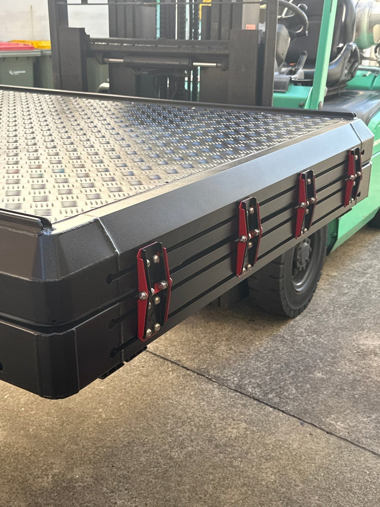 DX27 Clamshell Rooftop Tent s/n: 771 - The Bush Company