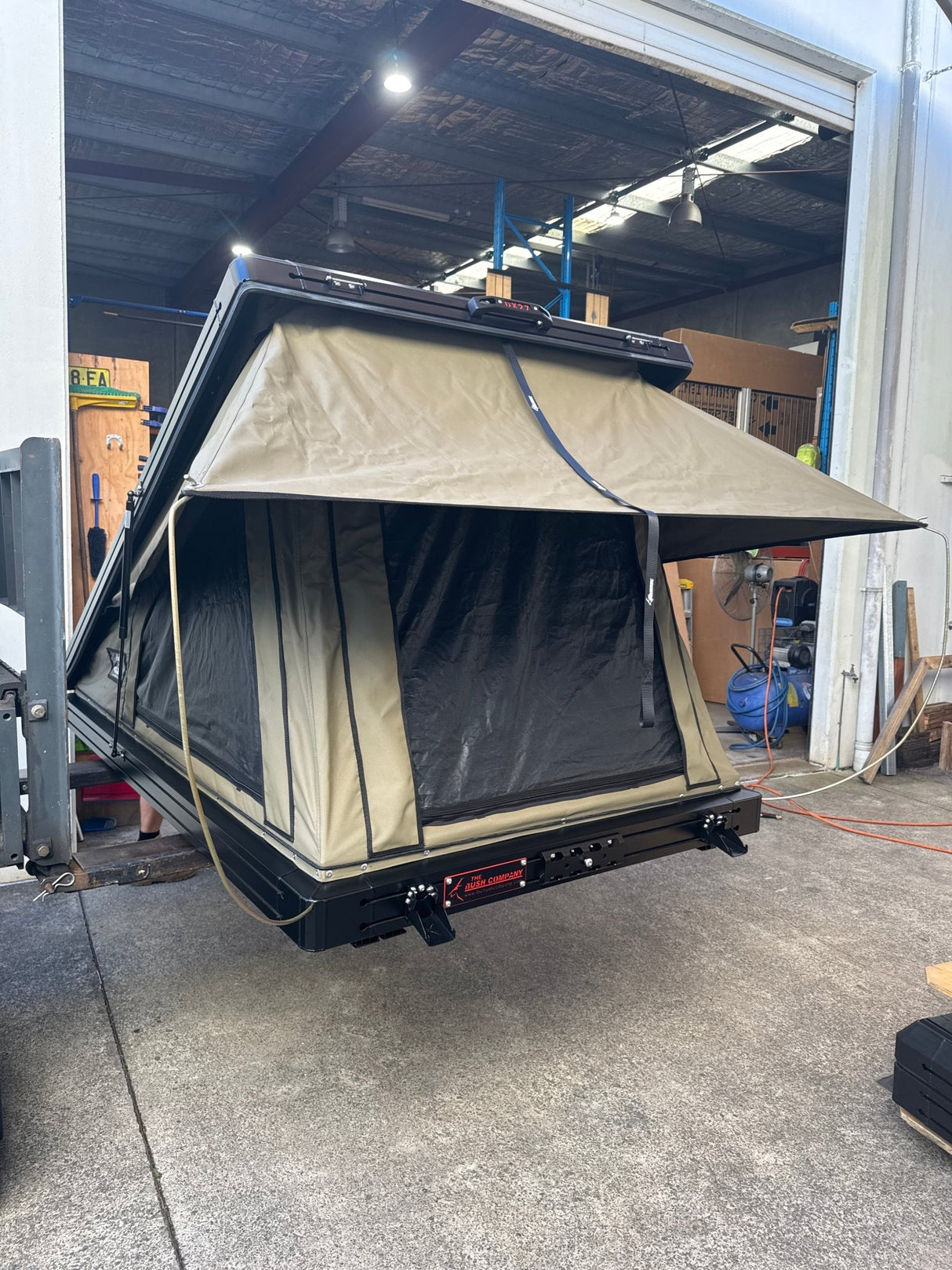 DX27 Clamshell Rooftop Tent s/n: 771 - The Bush Company