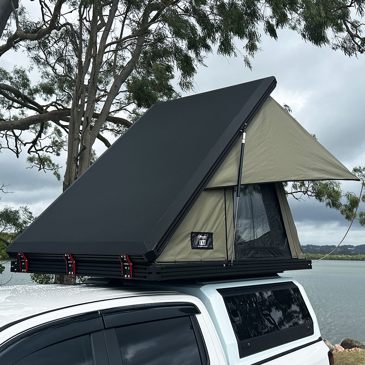 LX27 Clamshell Rooftop Tent